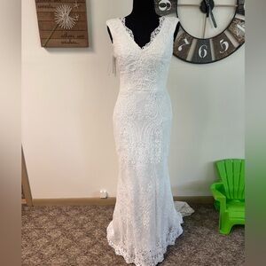 Sz4 Merrys white lace v neck sleeveless wedding dress new with tags.